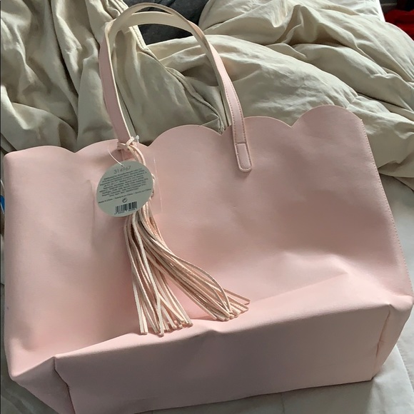 🆕Scalloped Oversized Tote - Picture 3 of 5